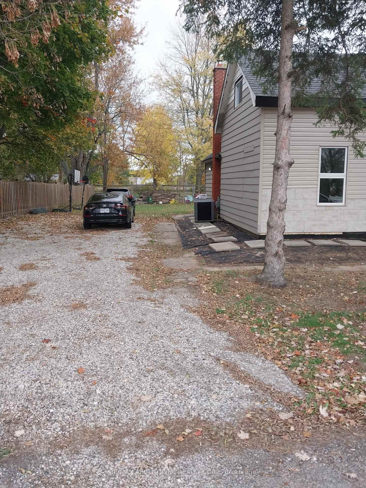 1071 SOUTHCOTE Road photo 3
