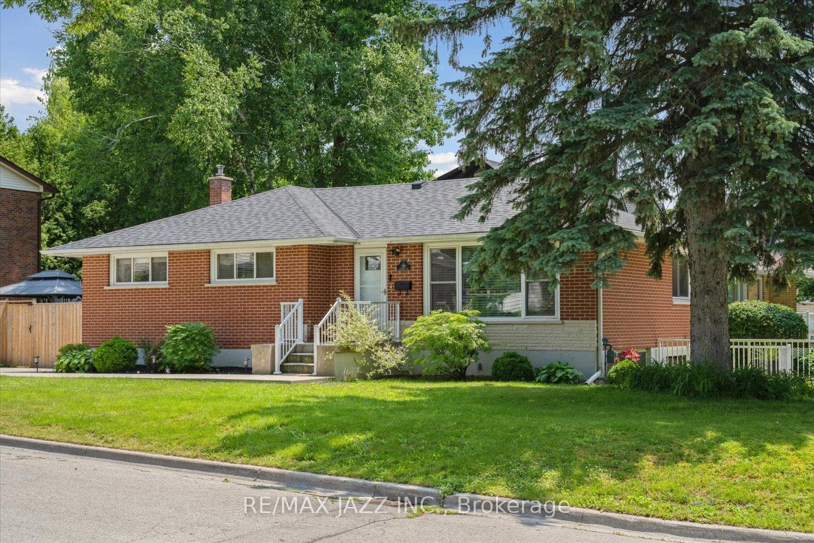 749 Cambridge Avenue photo 1