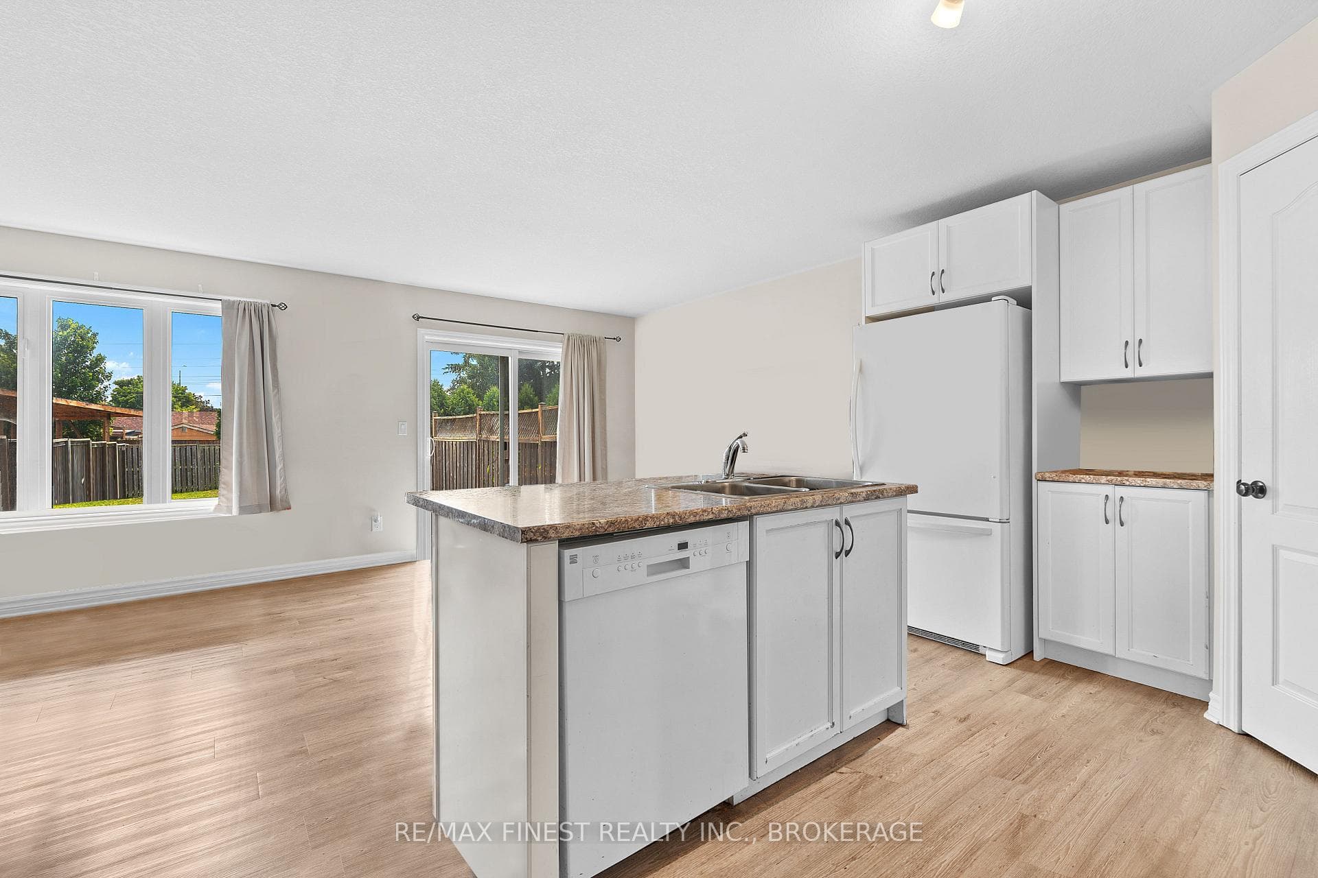 905 BLOSSOM Street photo 9