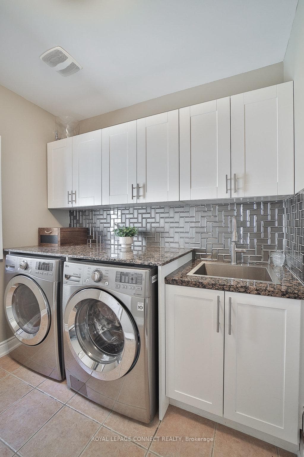 2315 Southcott Road photo 21