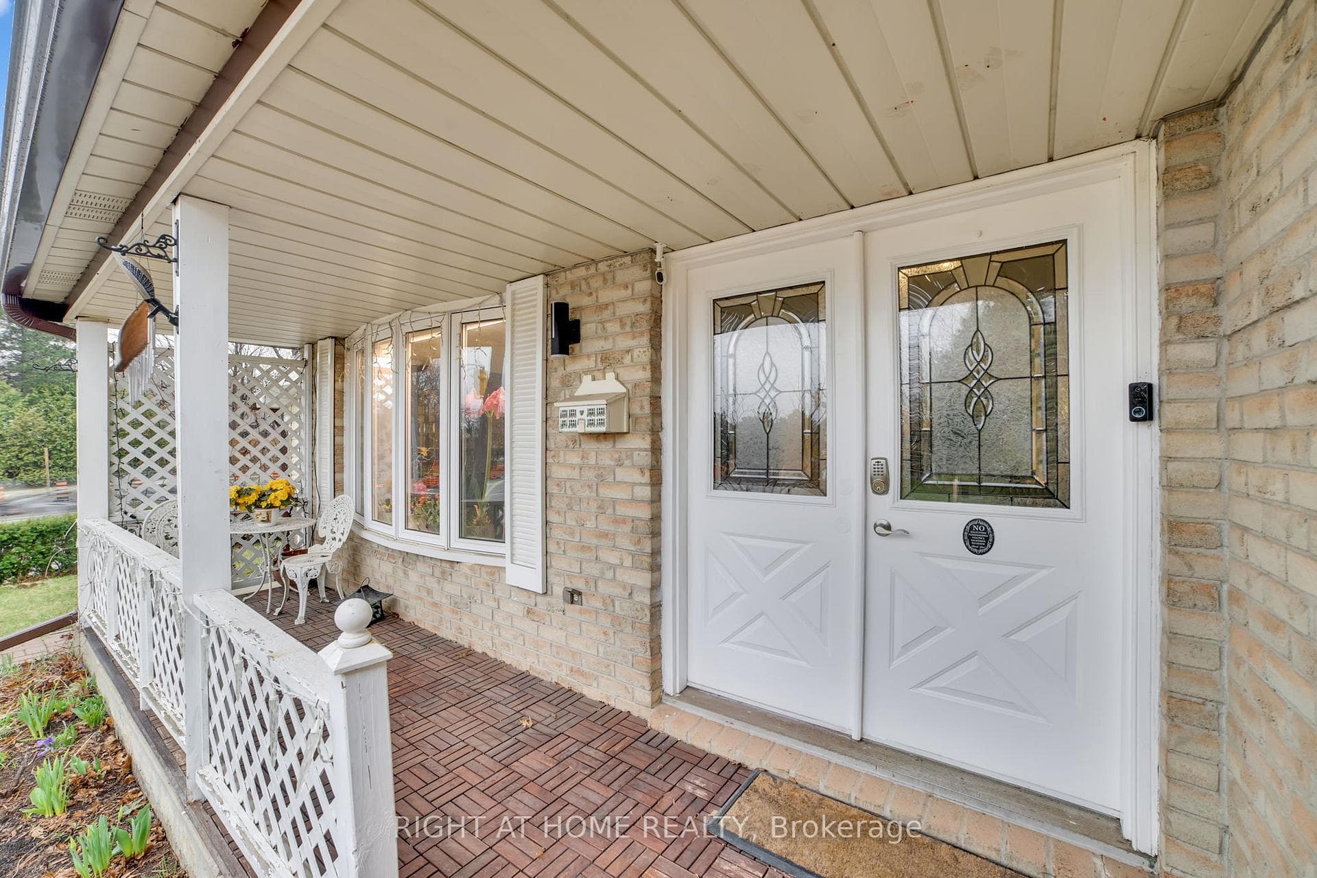 2298 Cavendish Drive photo 3