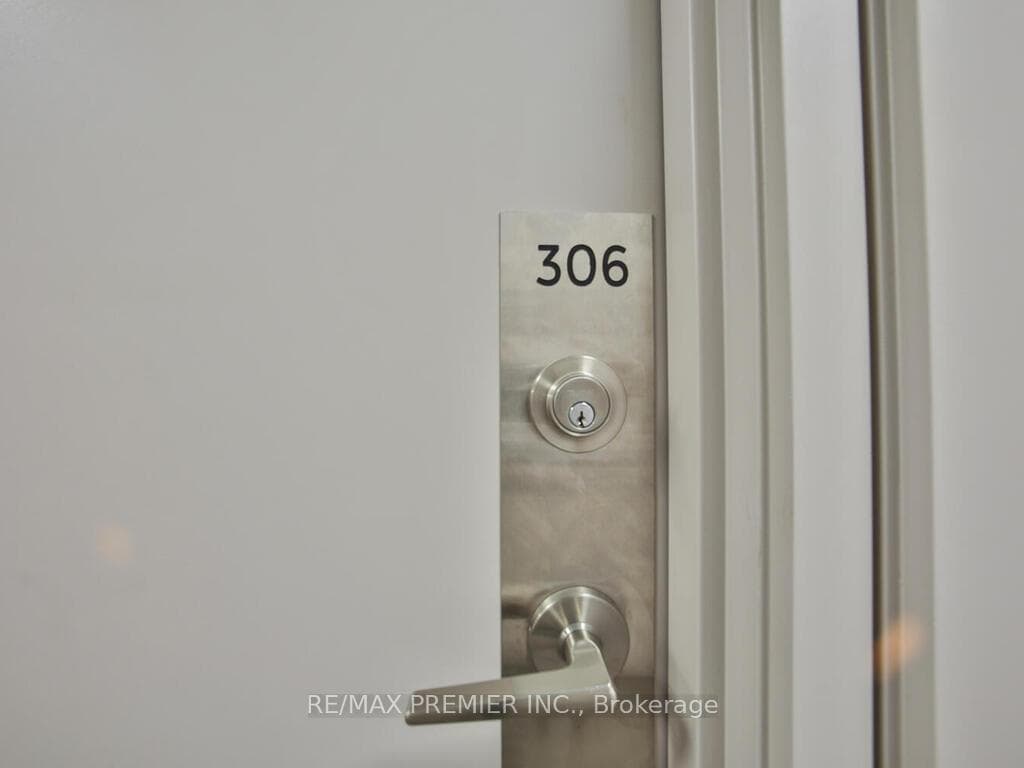 681 Yonge Street Unit 306 photo 6
