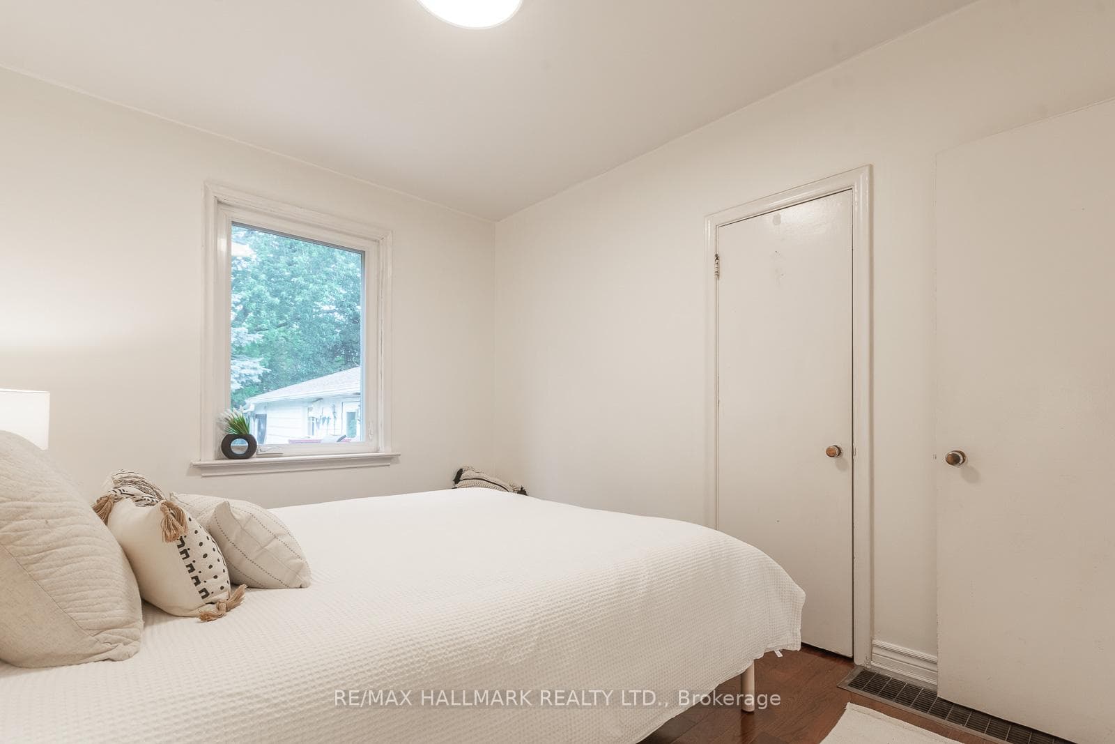 945 Pharmacy Avenue photo 13