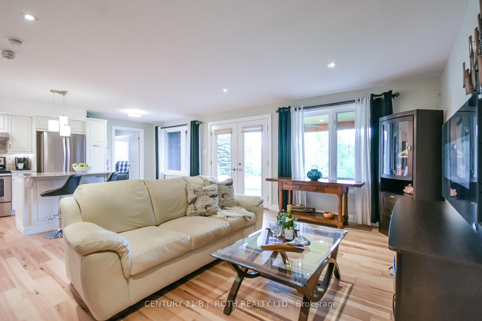 L/L inlaw suite w walk out & huge windows.