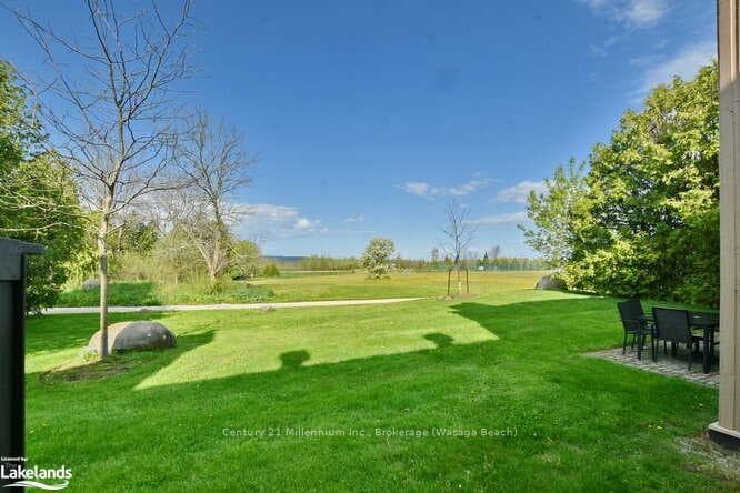 171 ESCARPMENT Crescent photo 1
