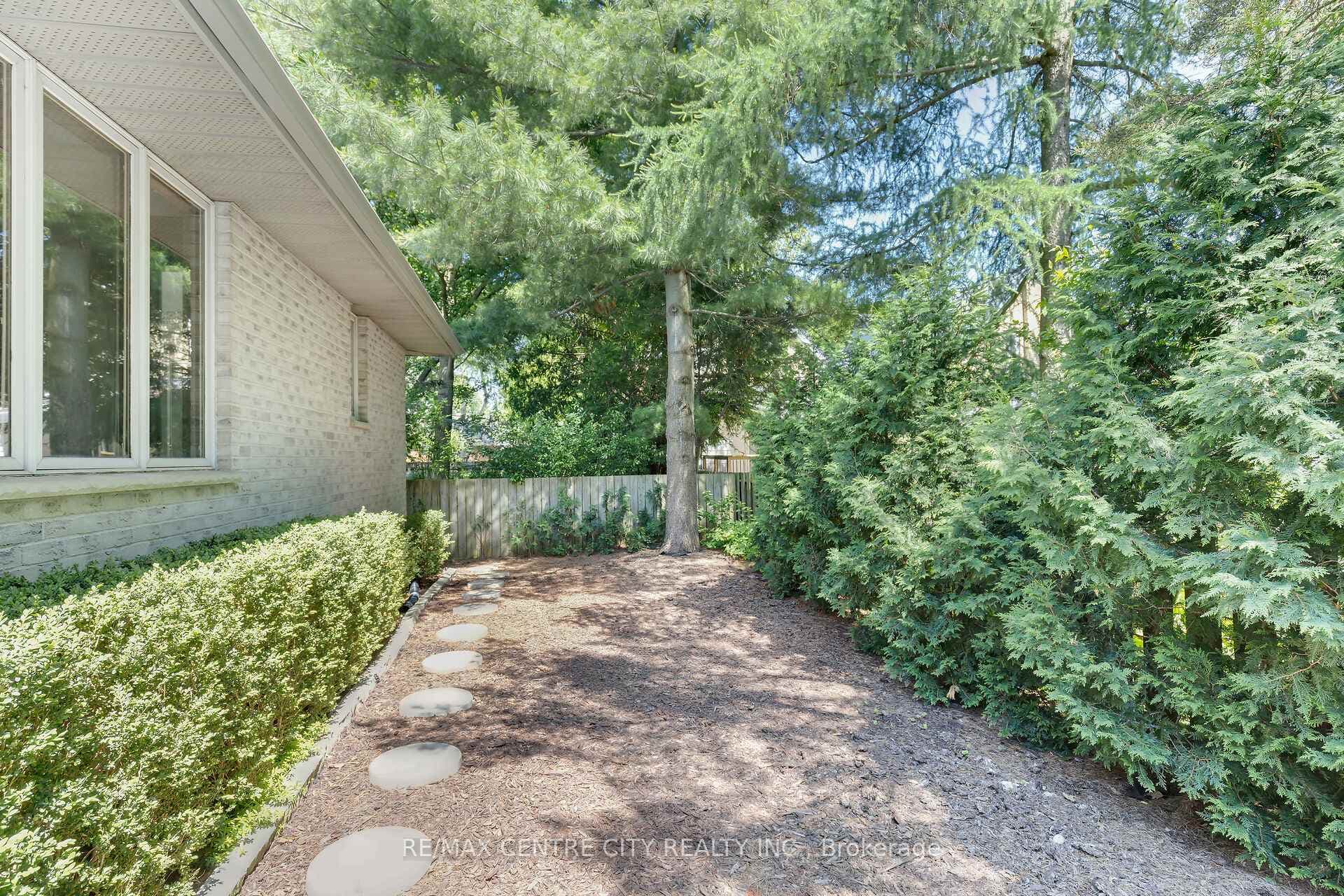 439 Grosvenor Street photo 37