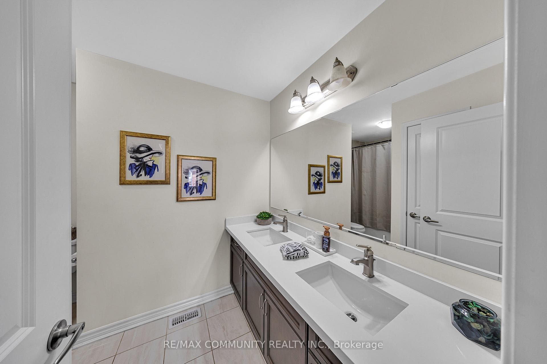 1055 Foxtail Crescent photo 27