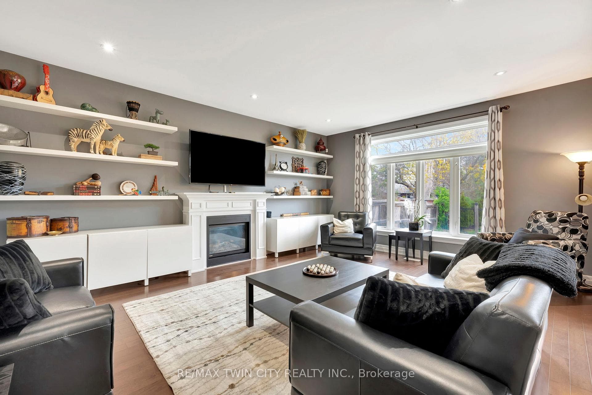 FAMILY ROOM W GAS FP