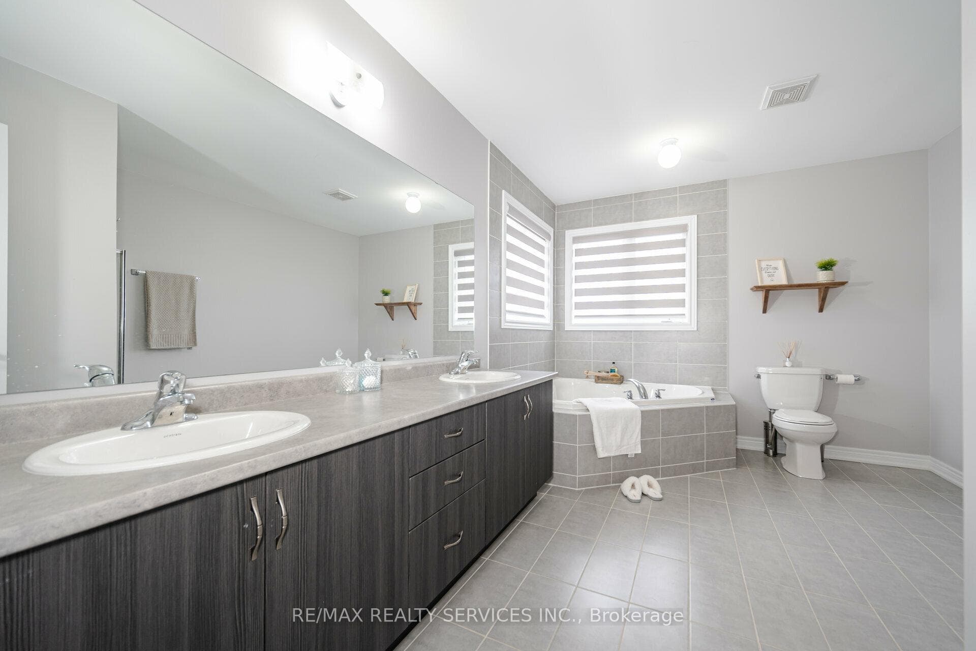 63 Blackberry Valley Crescent photo 21