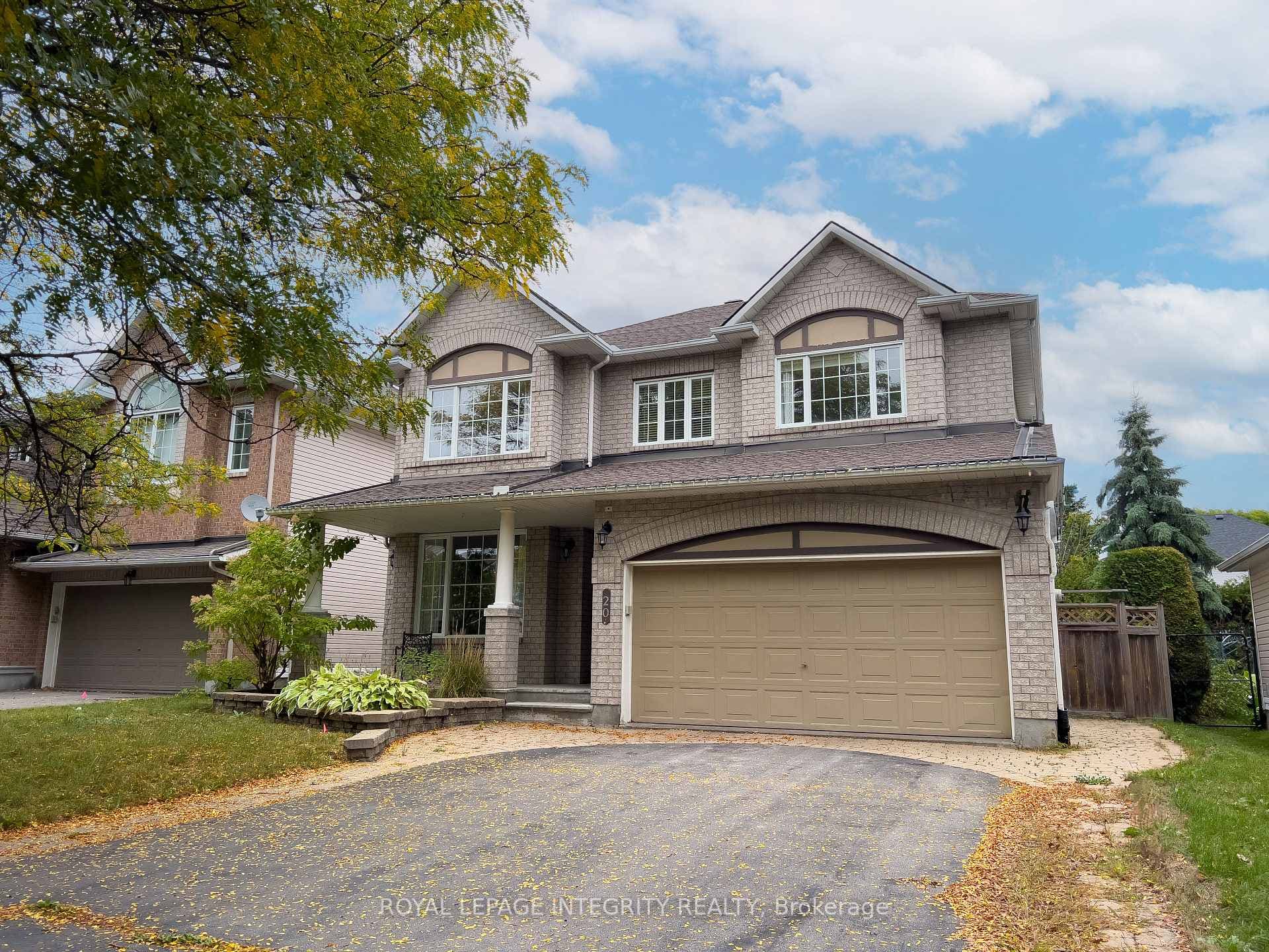 20 Farmfield Cres - Fall season