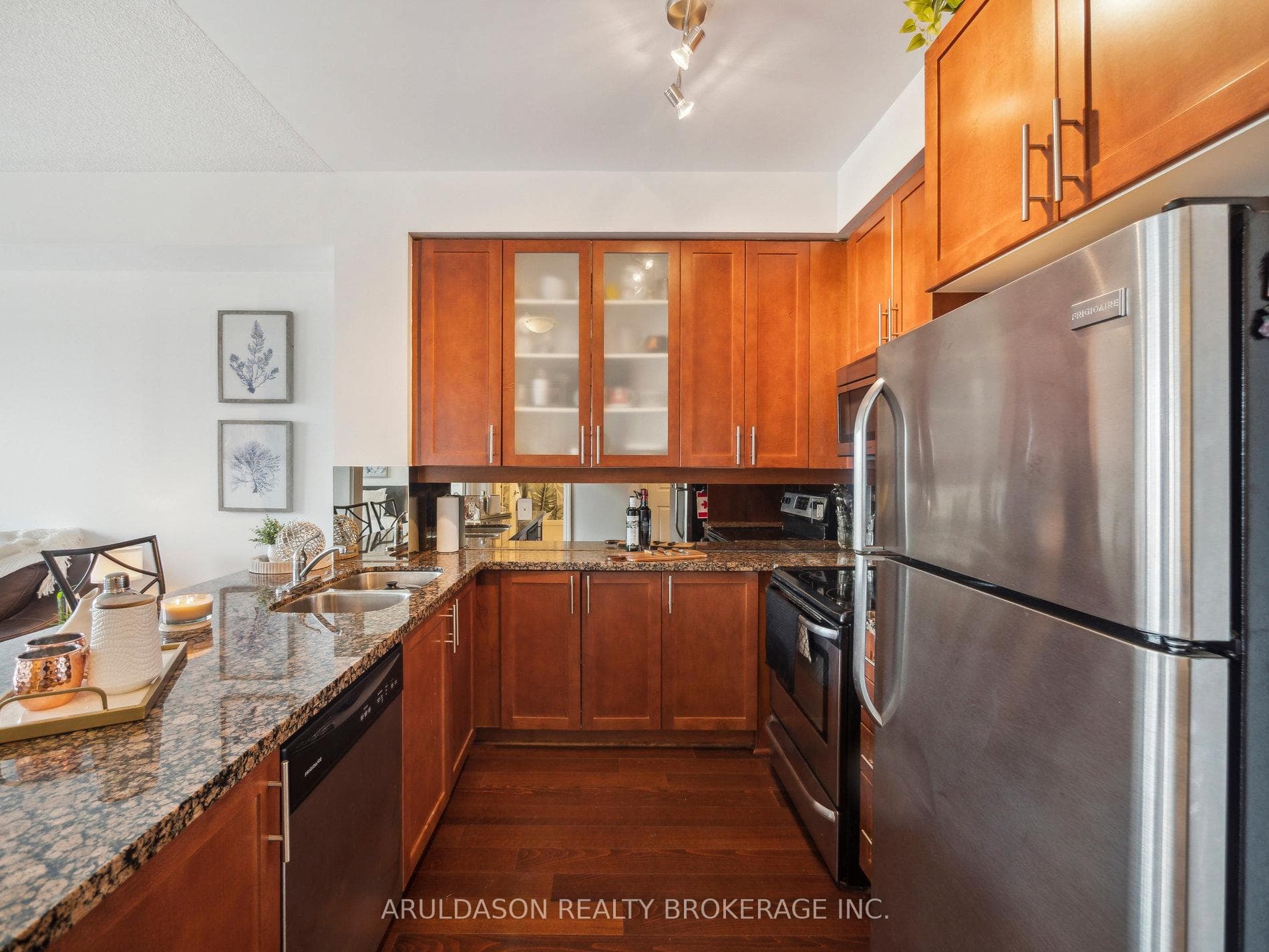 111 Upper Duke Crescent Unit 609 photo 17