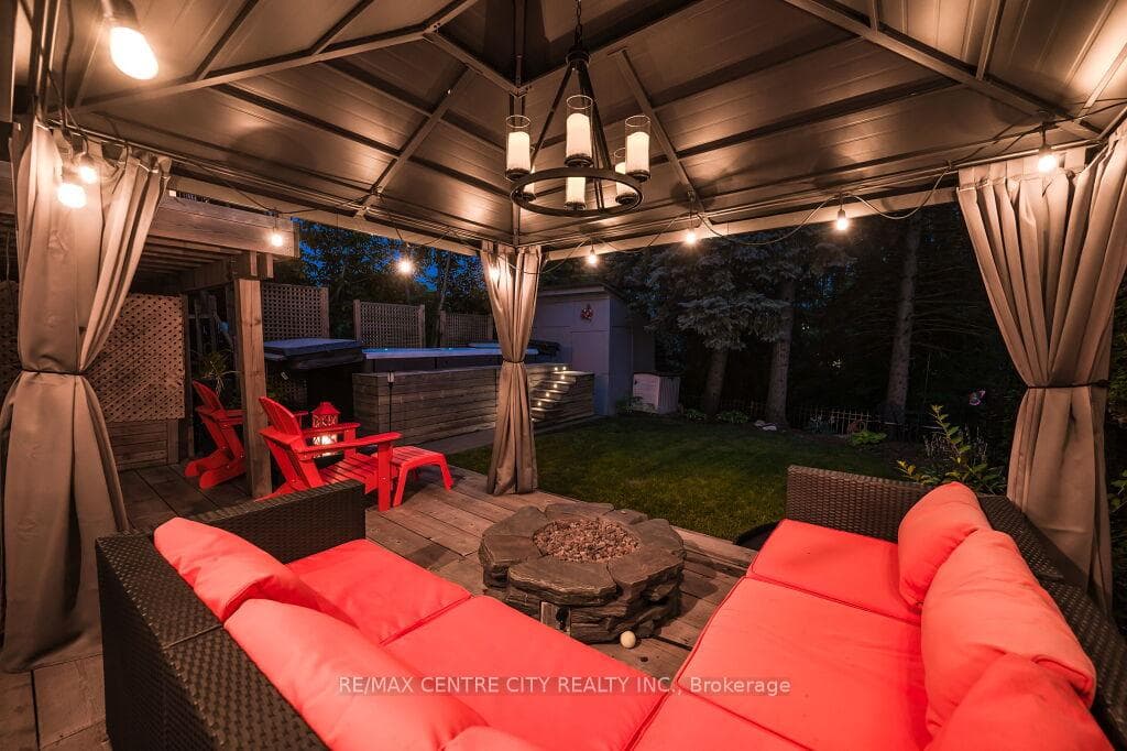 95 Pinemeadow Crescent photo 36