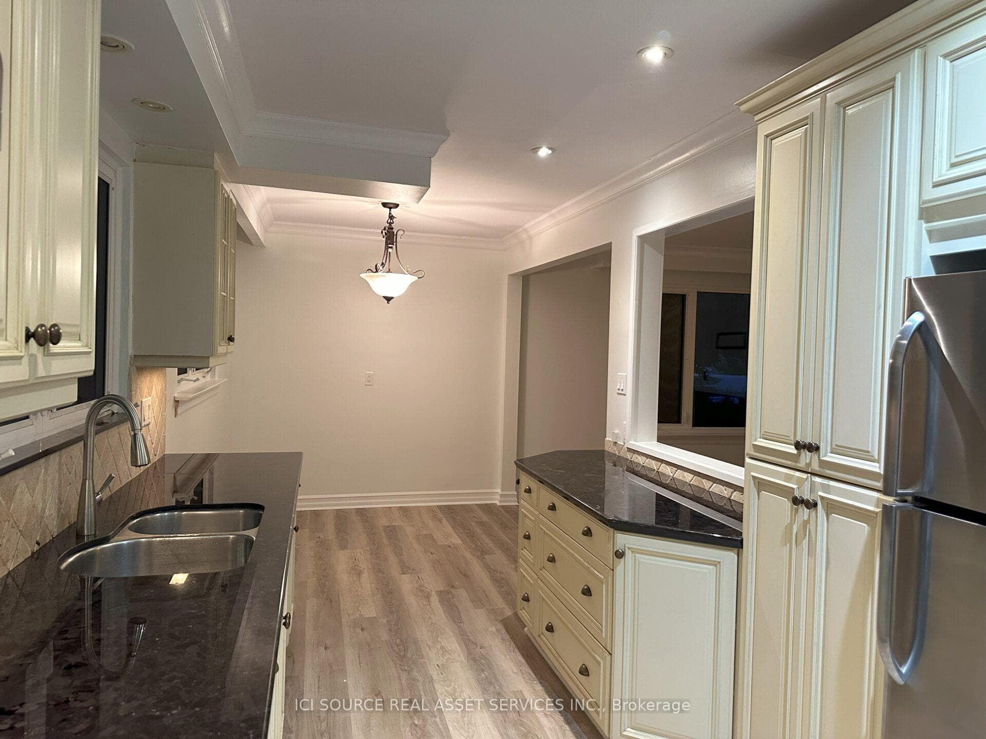 570 Wingrove Crescent photo 5