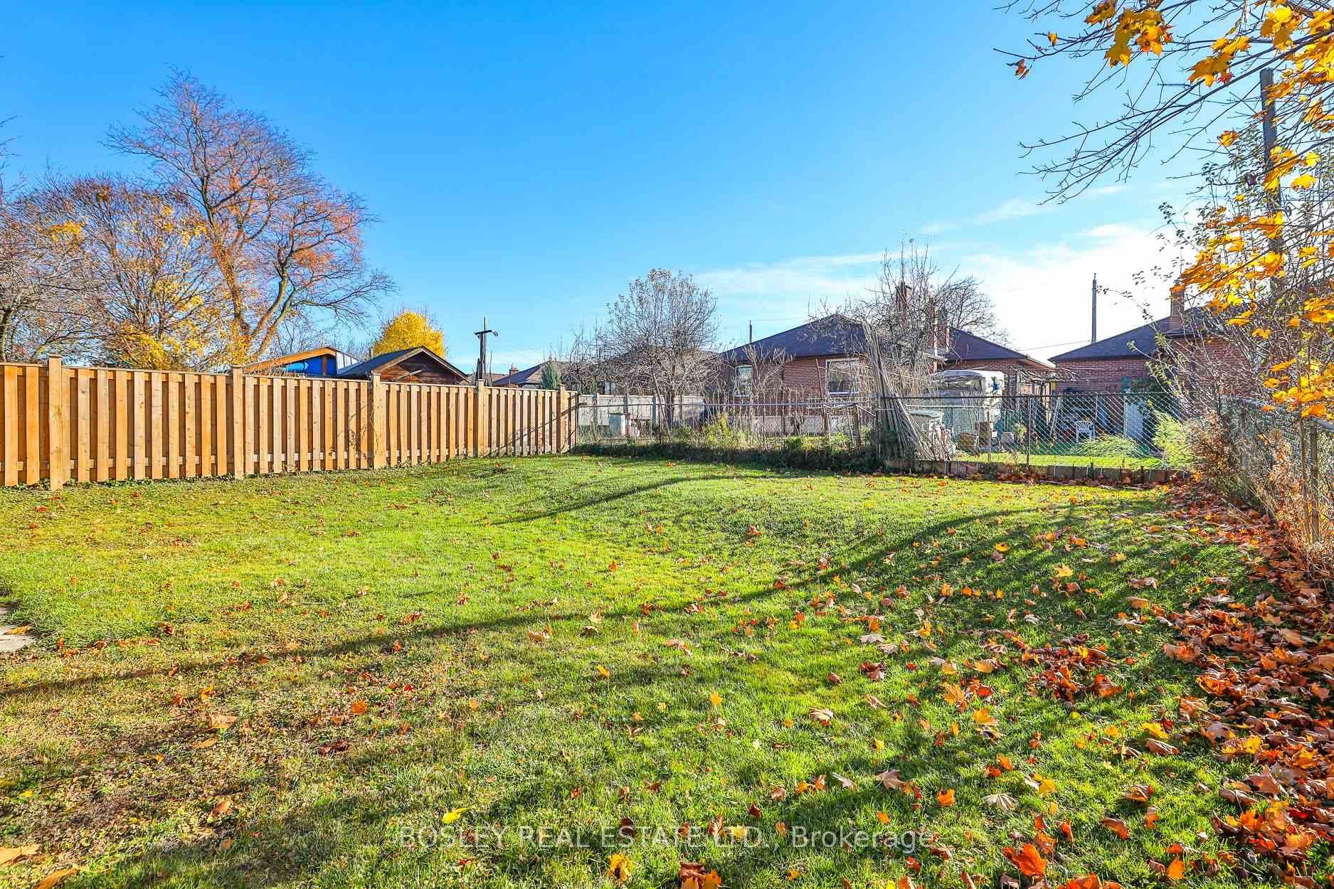 111 Camborne Avenue photo 33