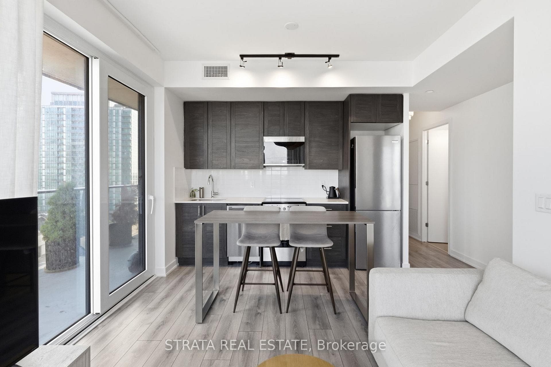 charcoal wood-grain cabinetry.