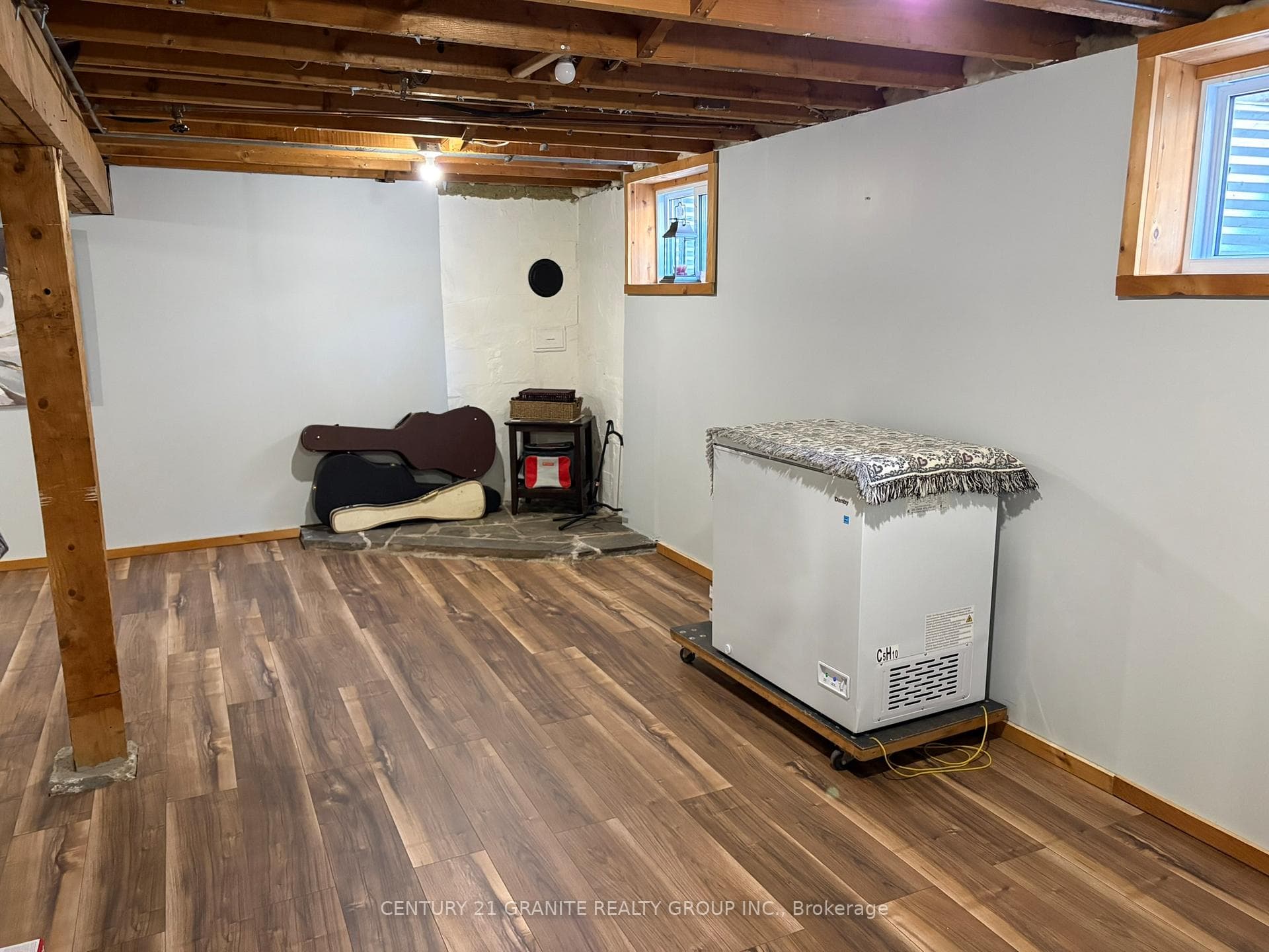 8 JOHNSTON Crescent photo 29