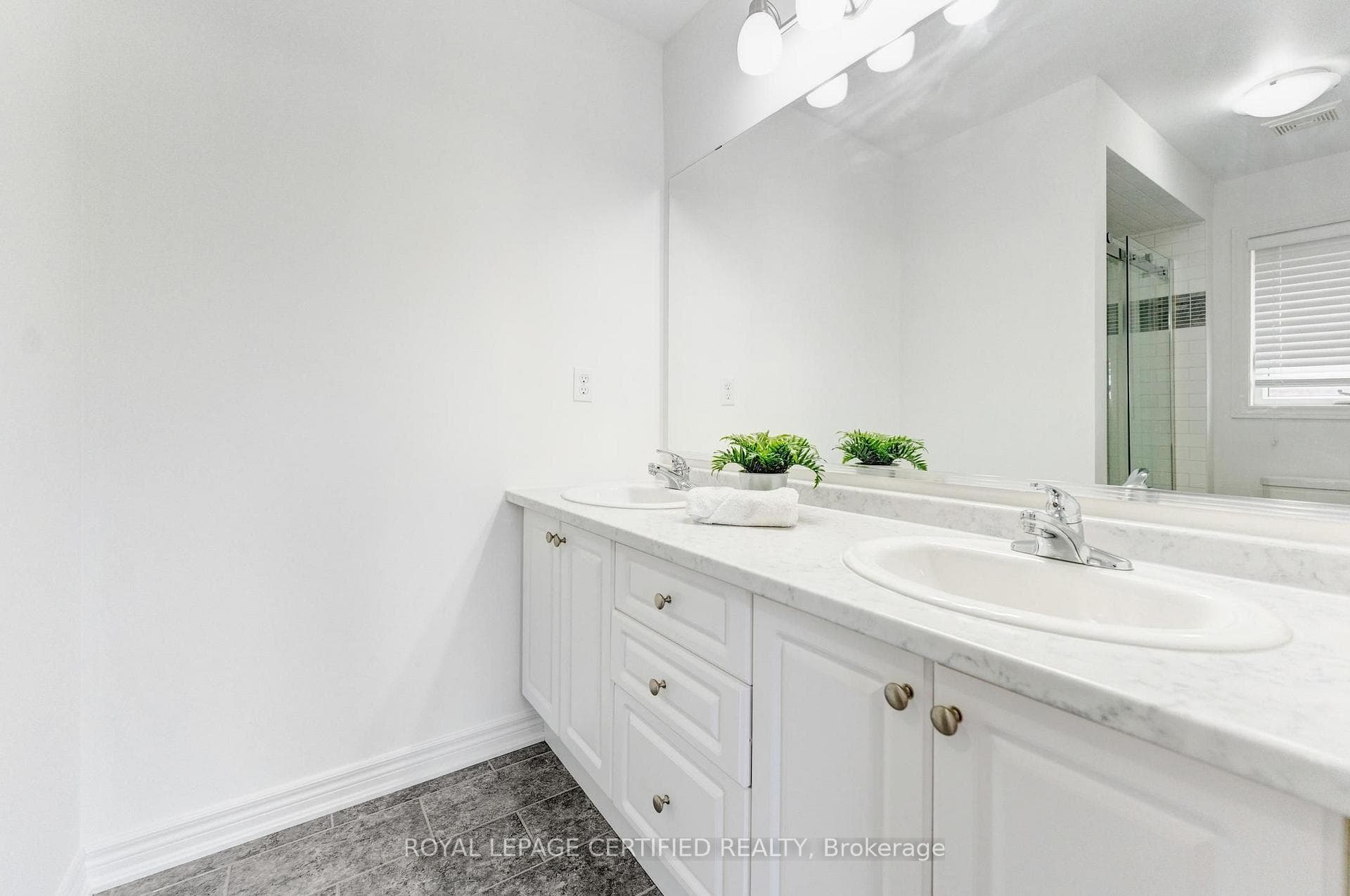 515 Hinchey Crescent photo 40
