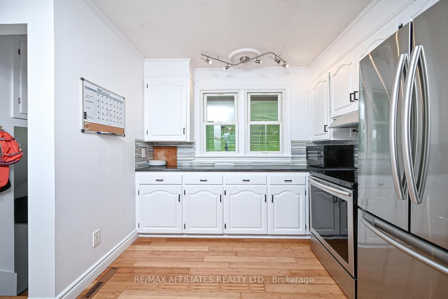 6 CATHERINE Street photo 9
