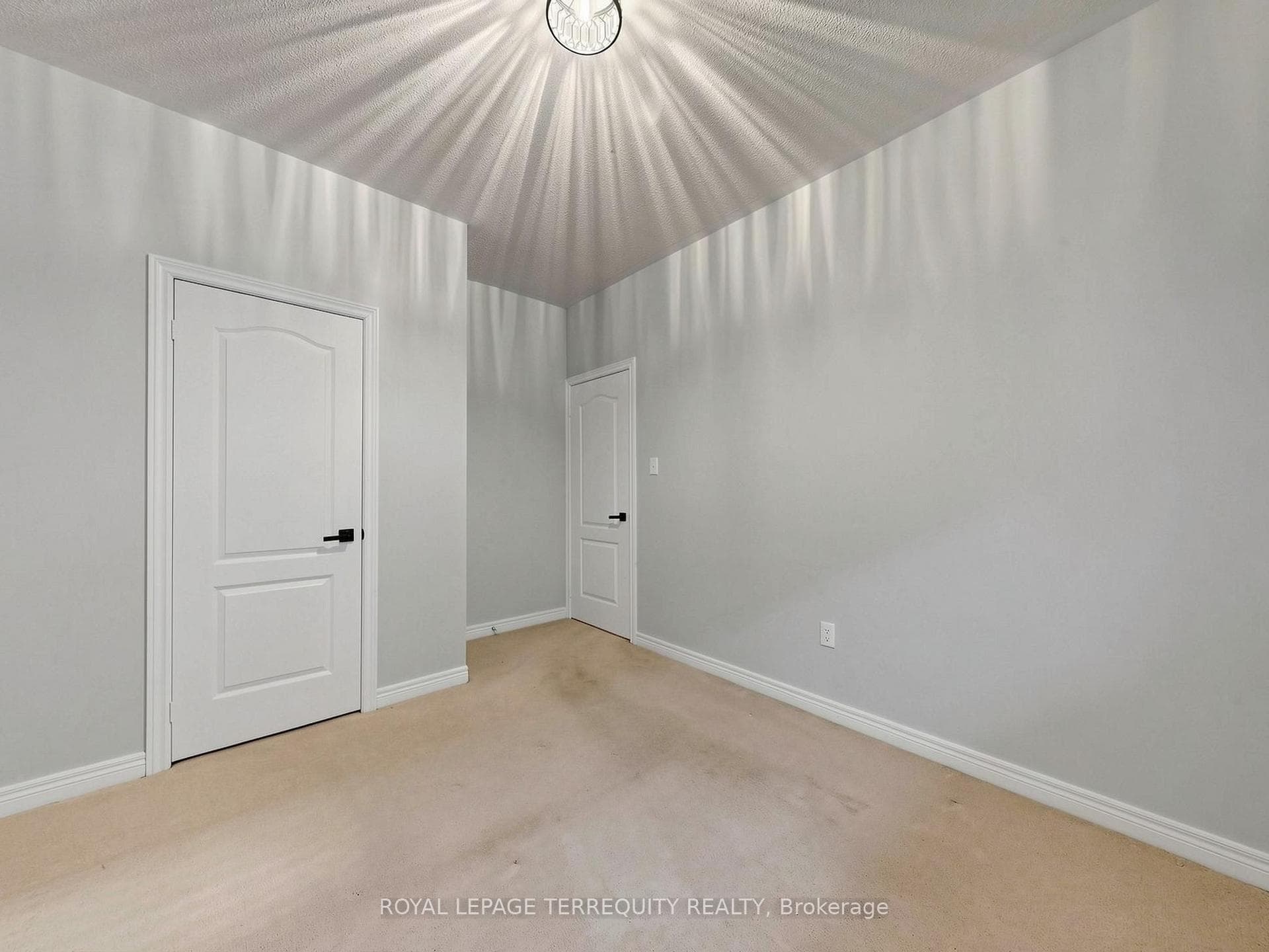 19 Johnson Crescent photo 33