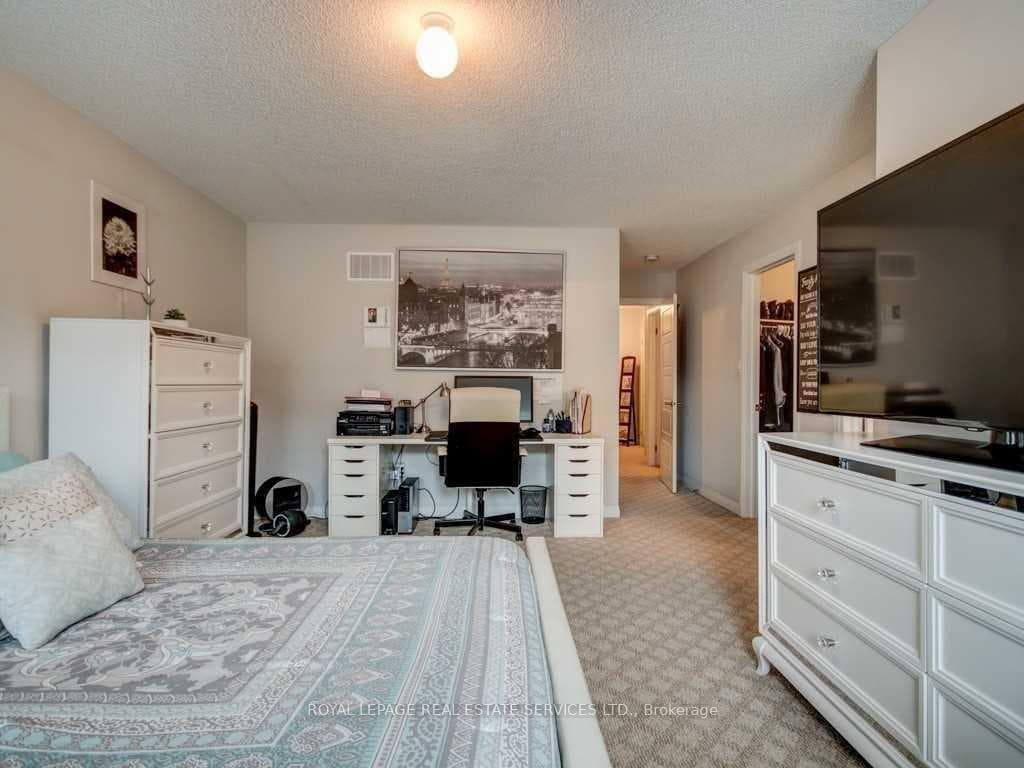 786 Banks Crescent photo 11