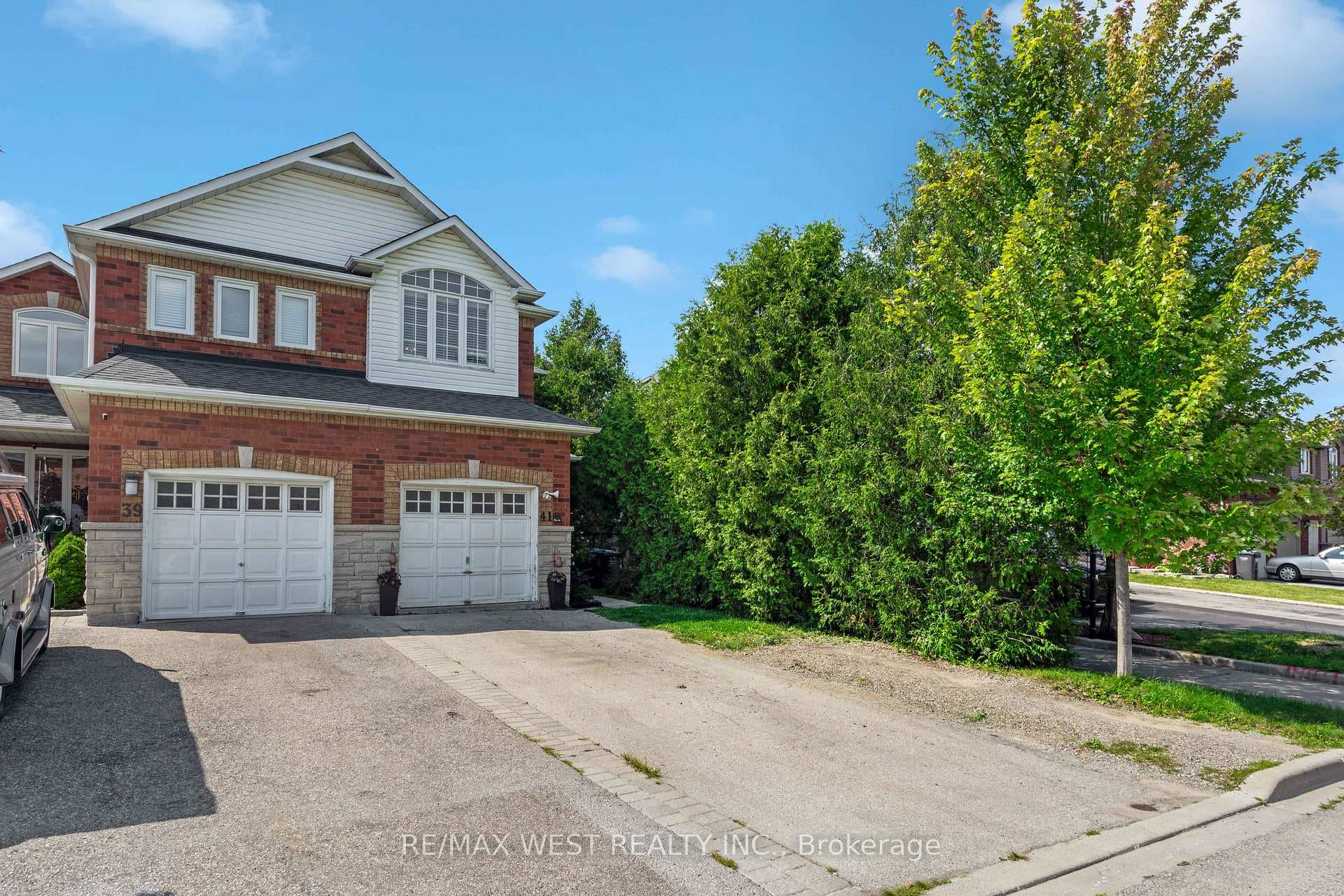 41 PineView Crescent photo 2