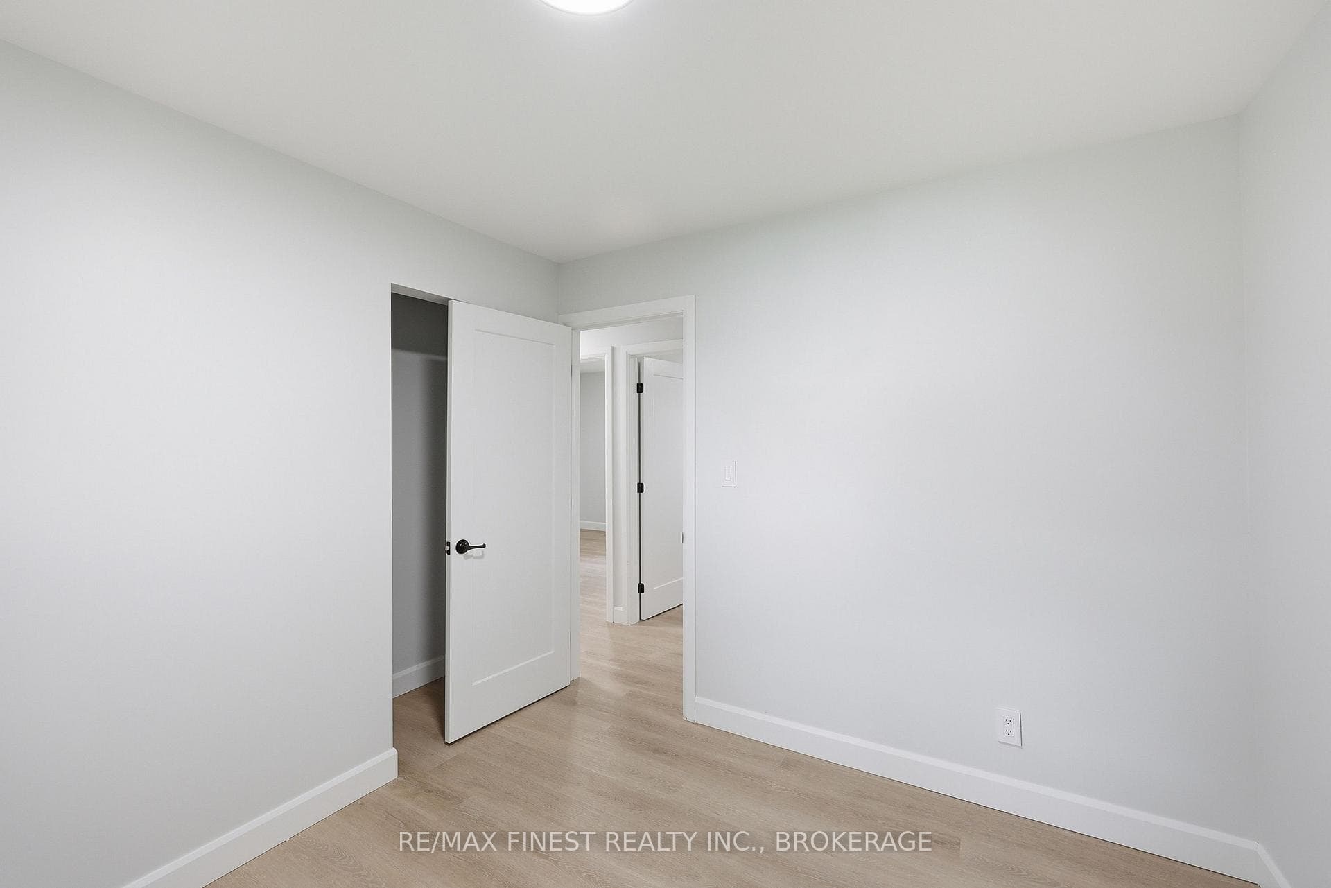 687 Willis Street photo 28