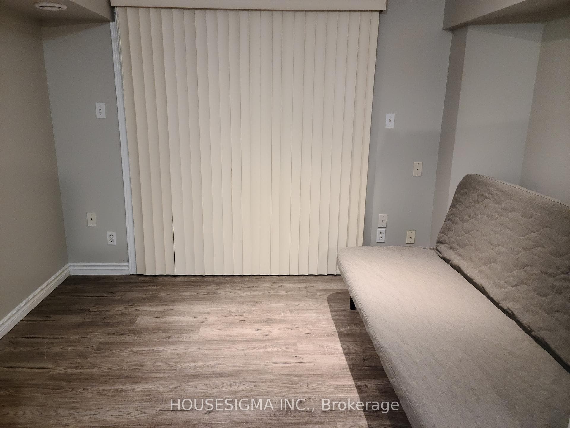 329 Bathurst Glen Drive Unit B2 photo 4