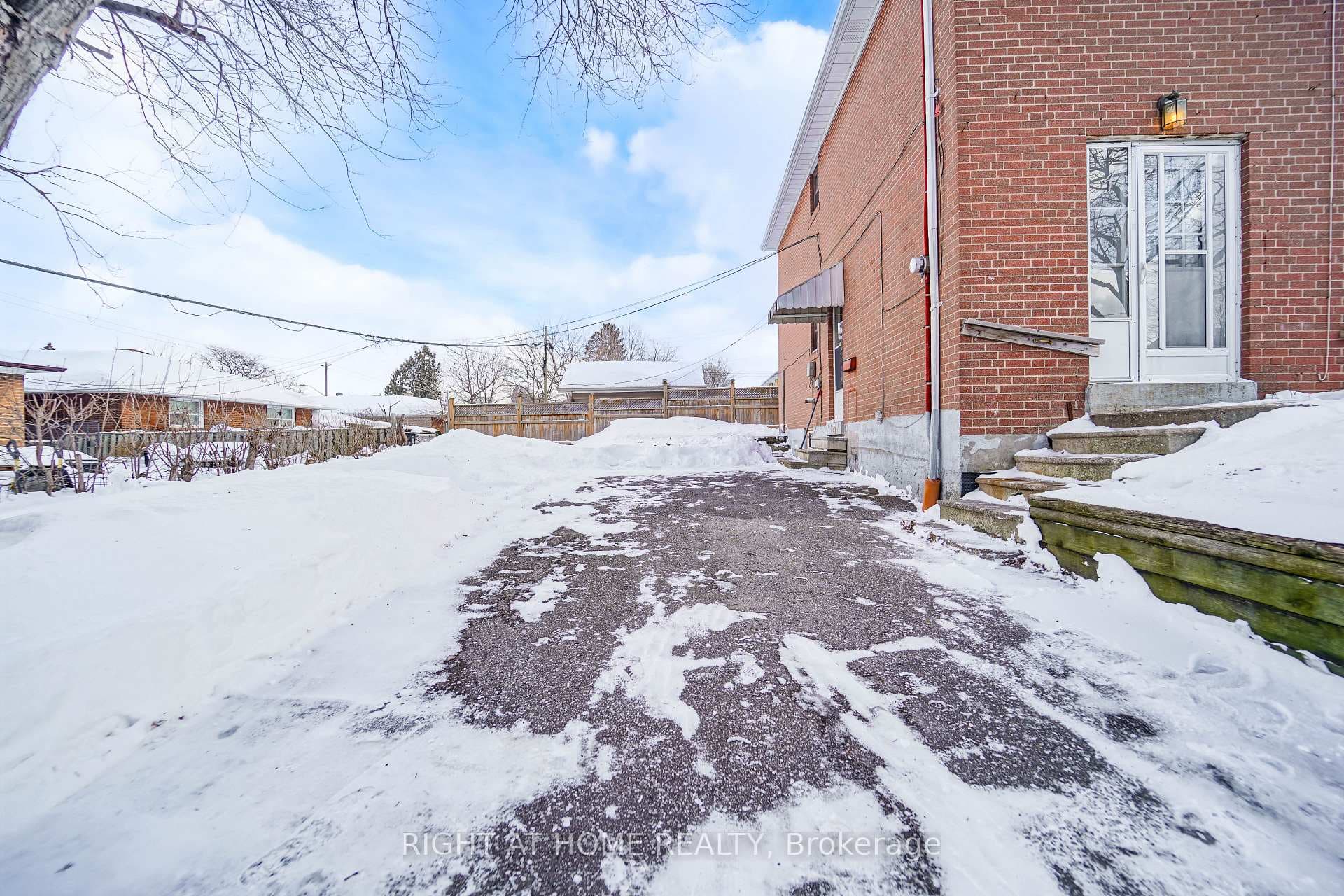 4 Pender Crescent photo 34