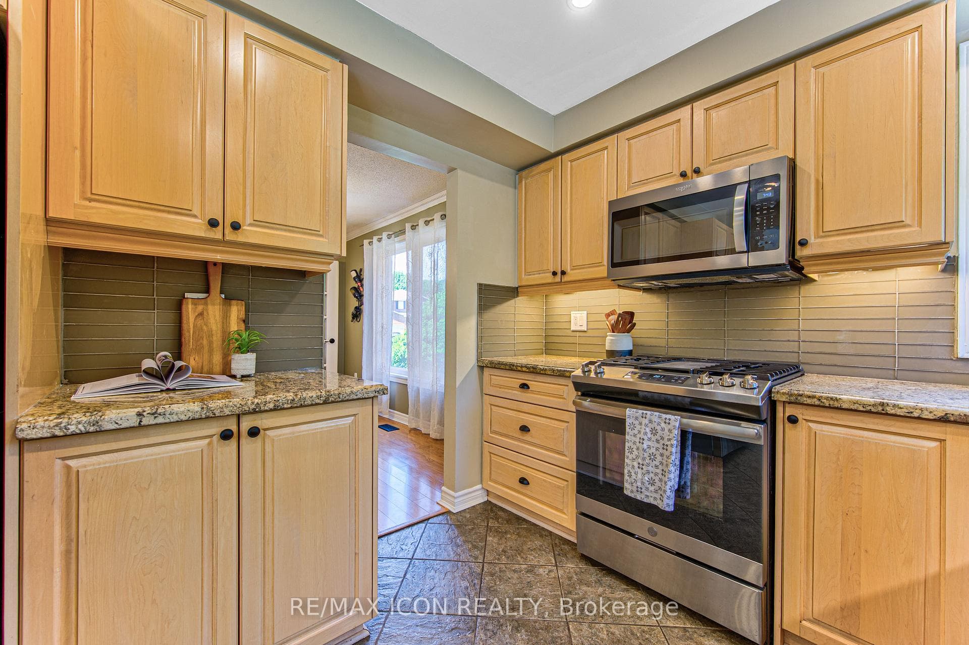 15 Hall Crescent photo 11