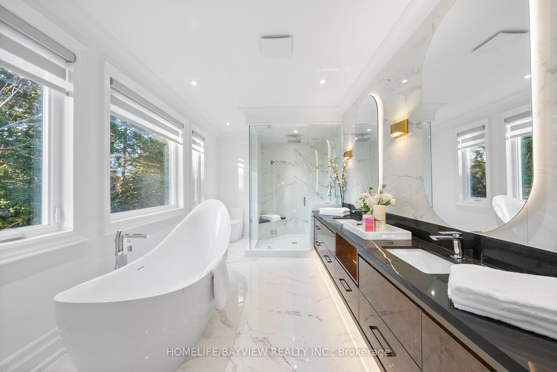 Master bedroom en suite