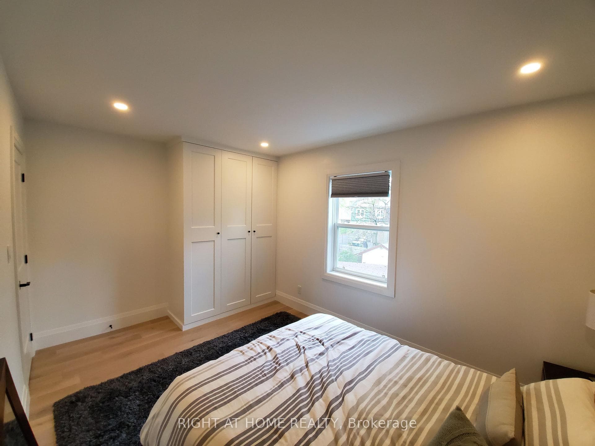 270 Glebeholme Boulevard photo 9