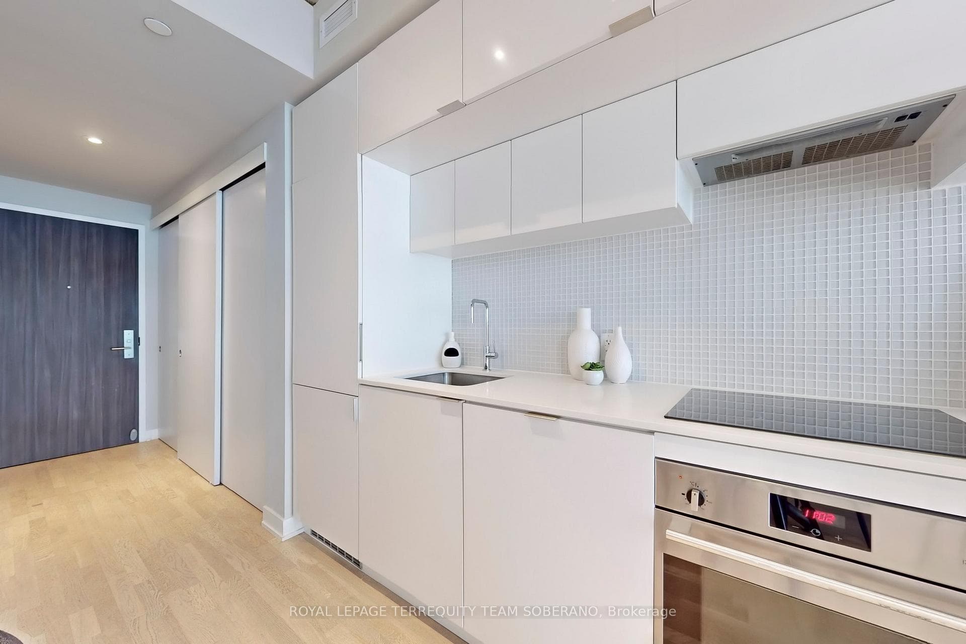 185 Roehampton Avenue Unit 1811 photo 17