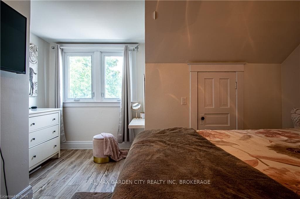 56 CHAPLIN Avenue photo 32