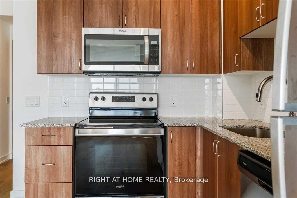 430 Essa Road Unit 417 photo 4