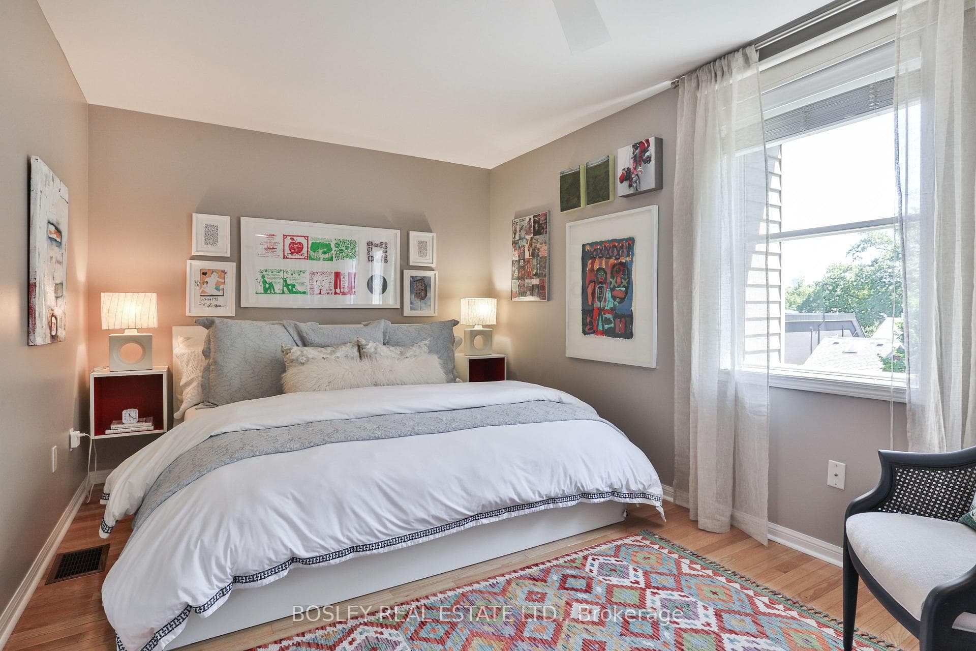 King sized principal bedroom