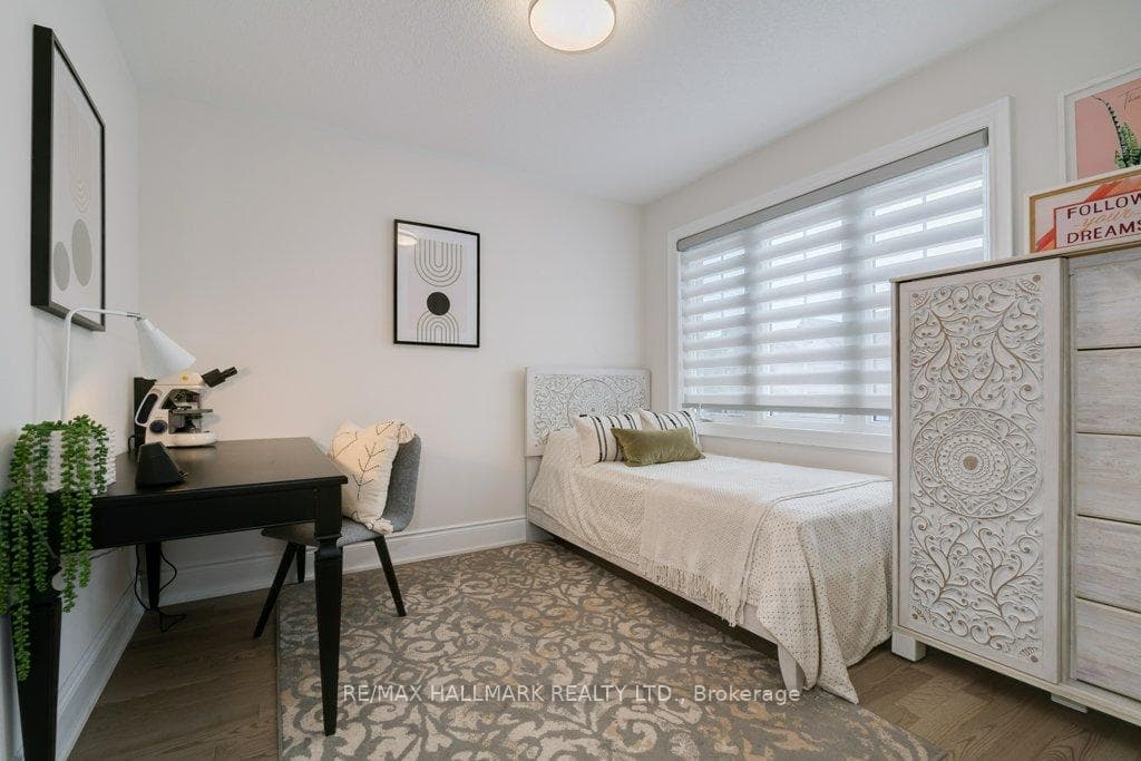245 Cranbrook Crescent photo 22