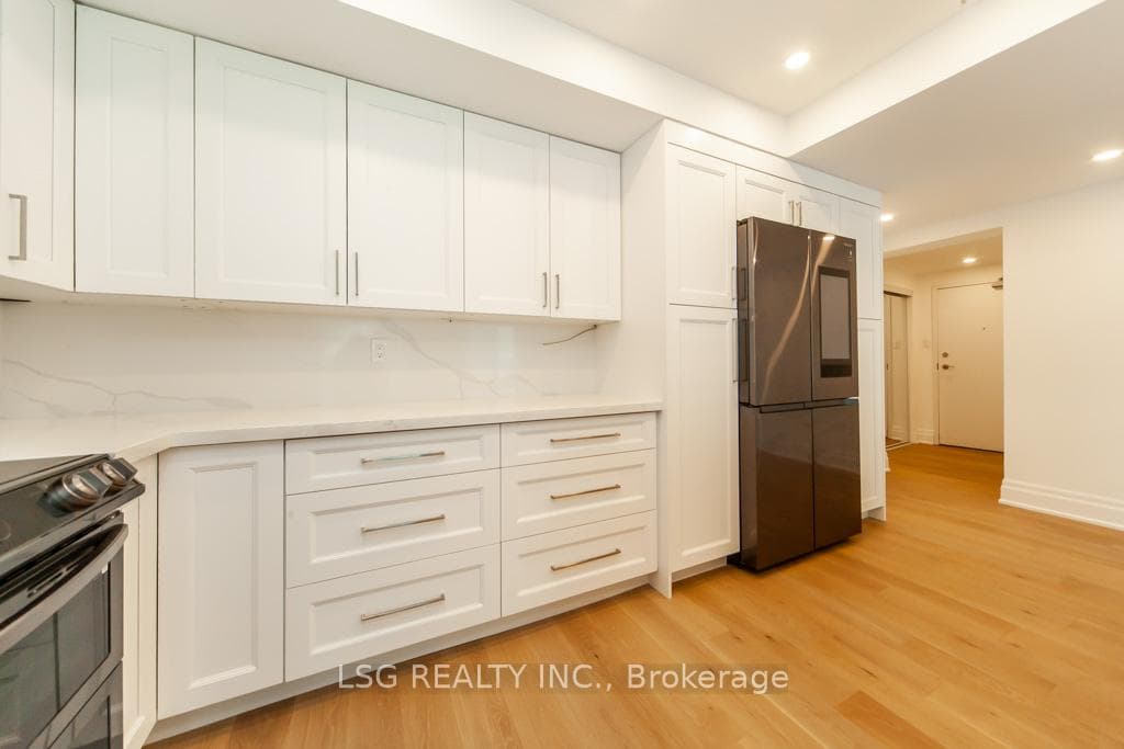 99 Harbour Square Unit 812 photo 4
