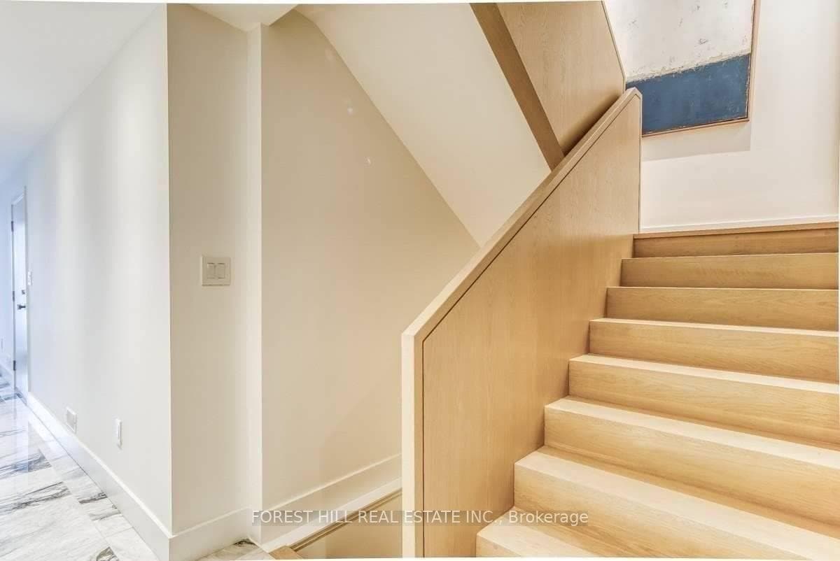 143 Chaplin Crescent photo 4