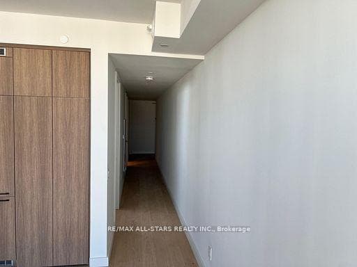81 WELLESLEY Street Unit 1807 photo 6