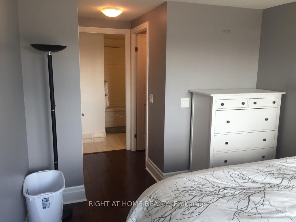 39 Upper Duke Crescent Unit 208 photo 5