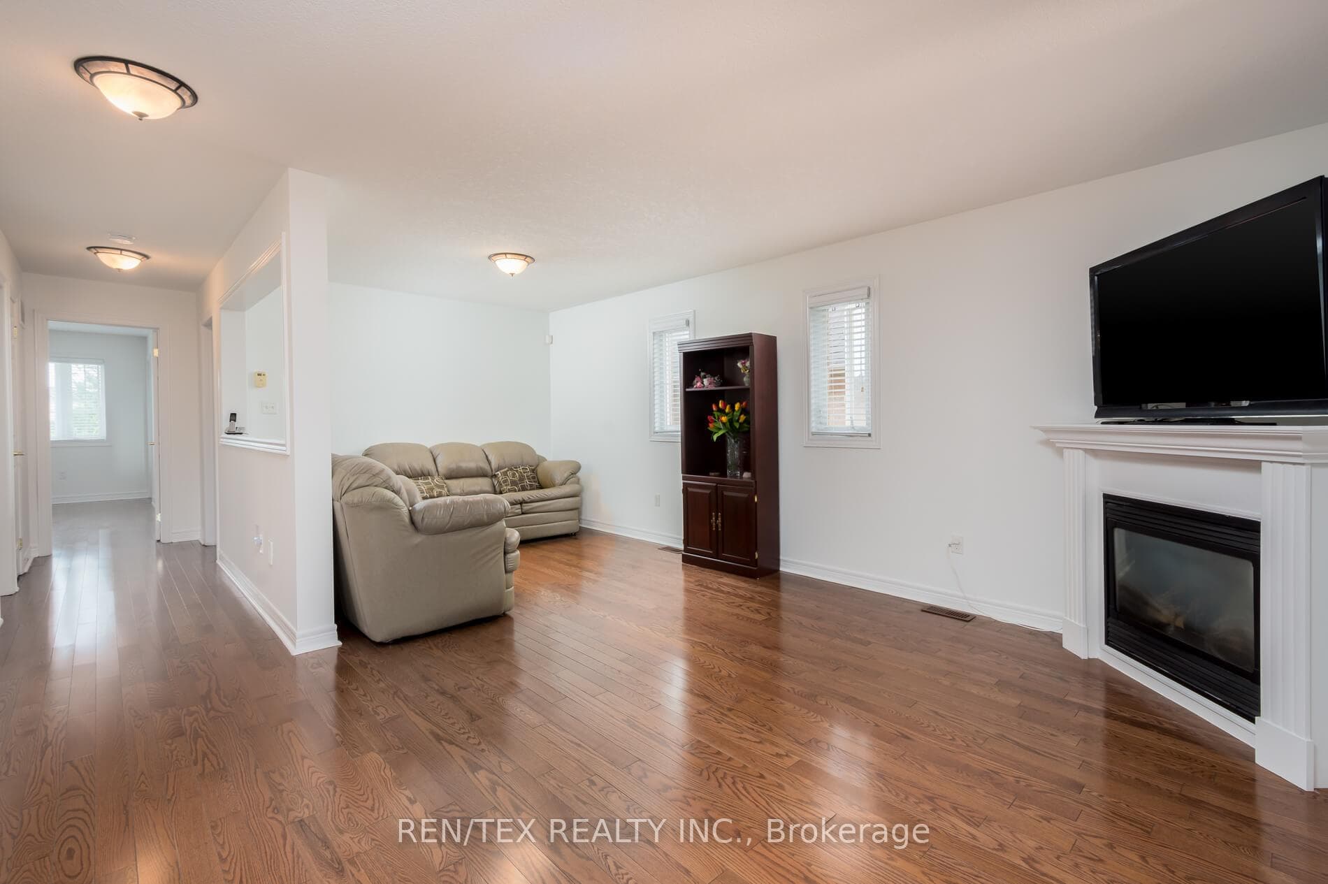 105 Eastbrook Way photo 3