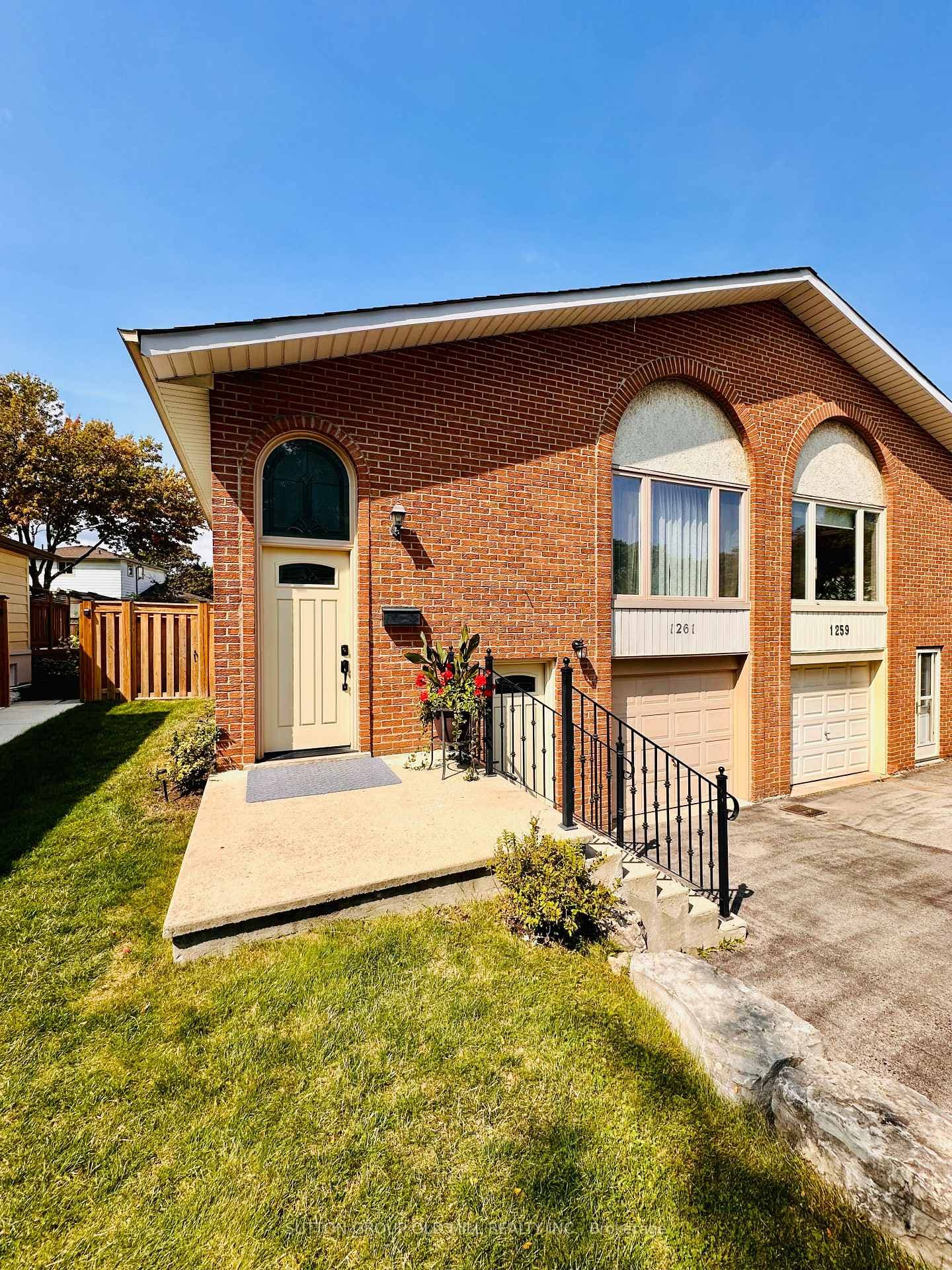 1261 Consort Crescent photo 2