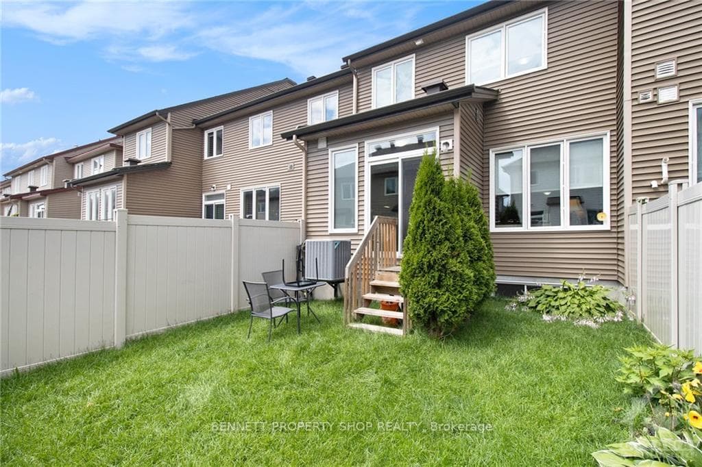 285 FERGUS Crescent photo 14