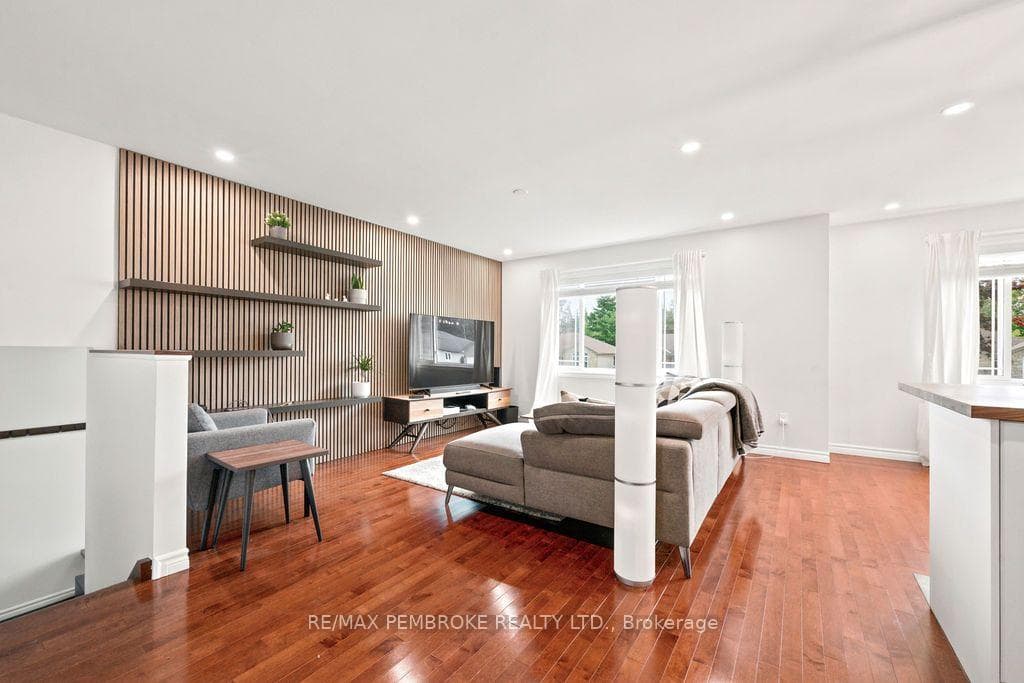 2038 Sandstone Crescent photo 19