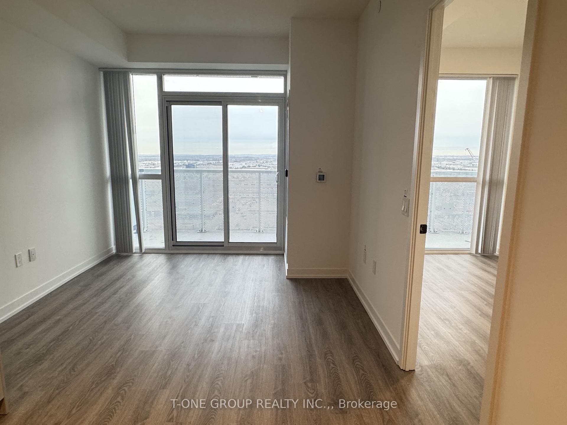 8 Interchange Way Unit 2505 photo 6