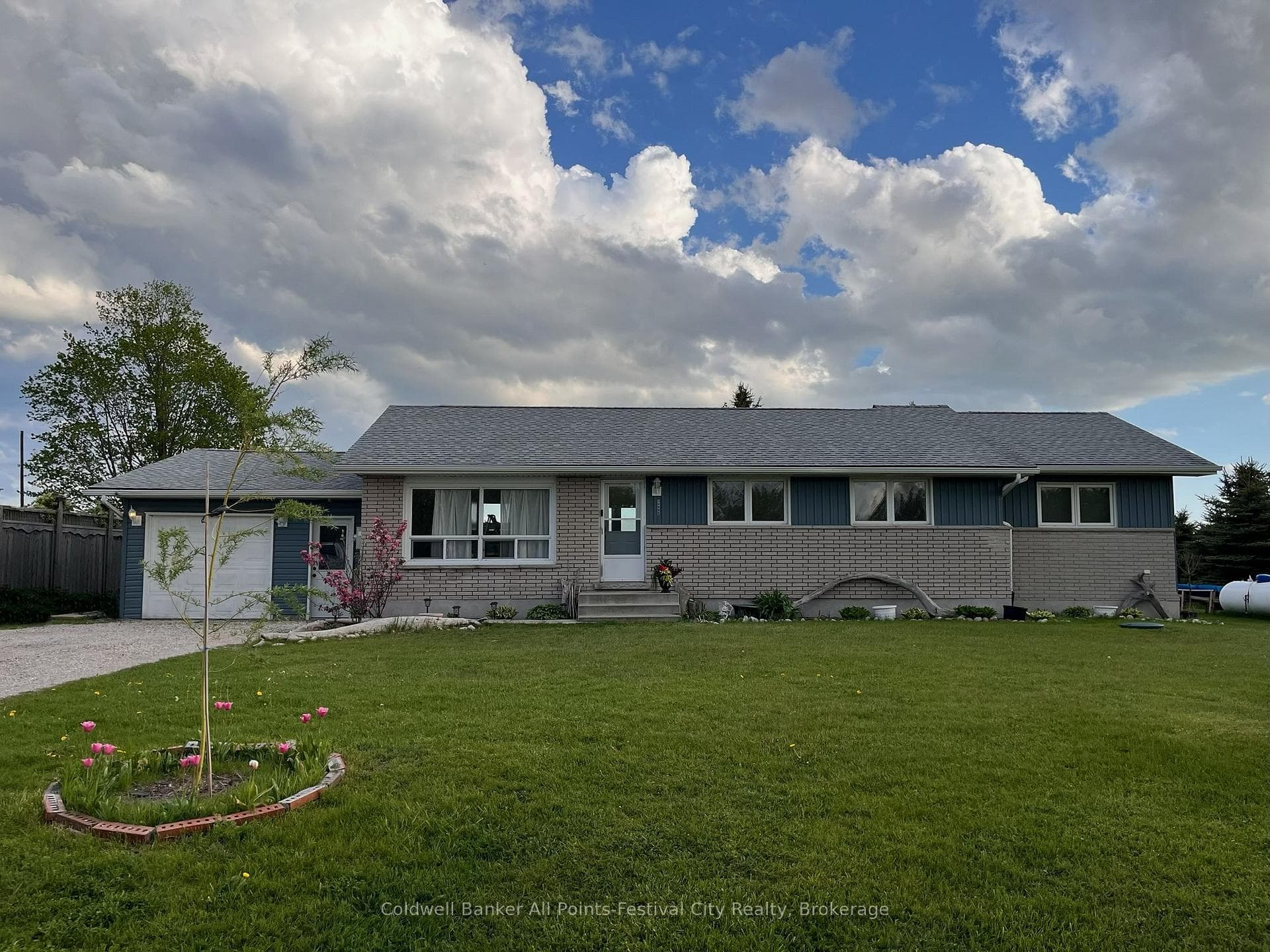 34889 Black's Point Road photo 1