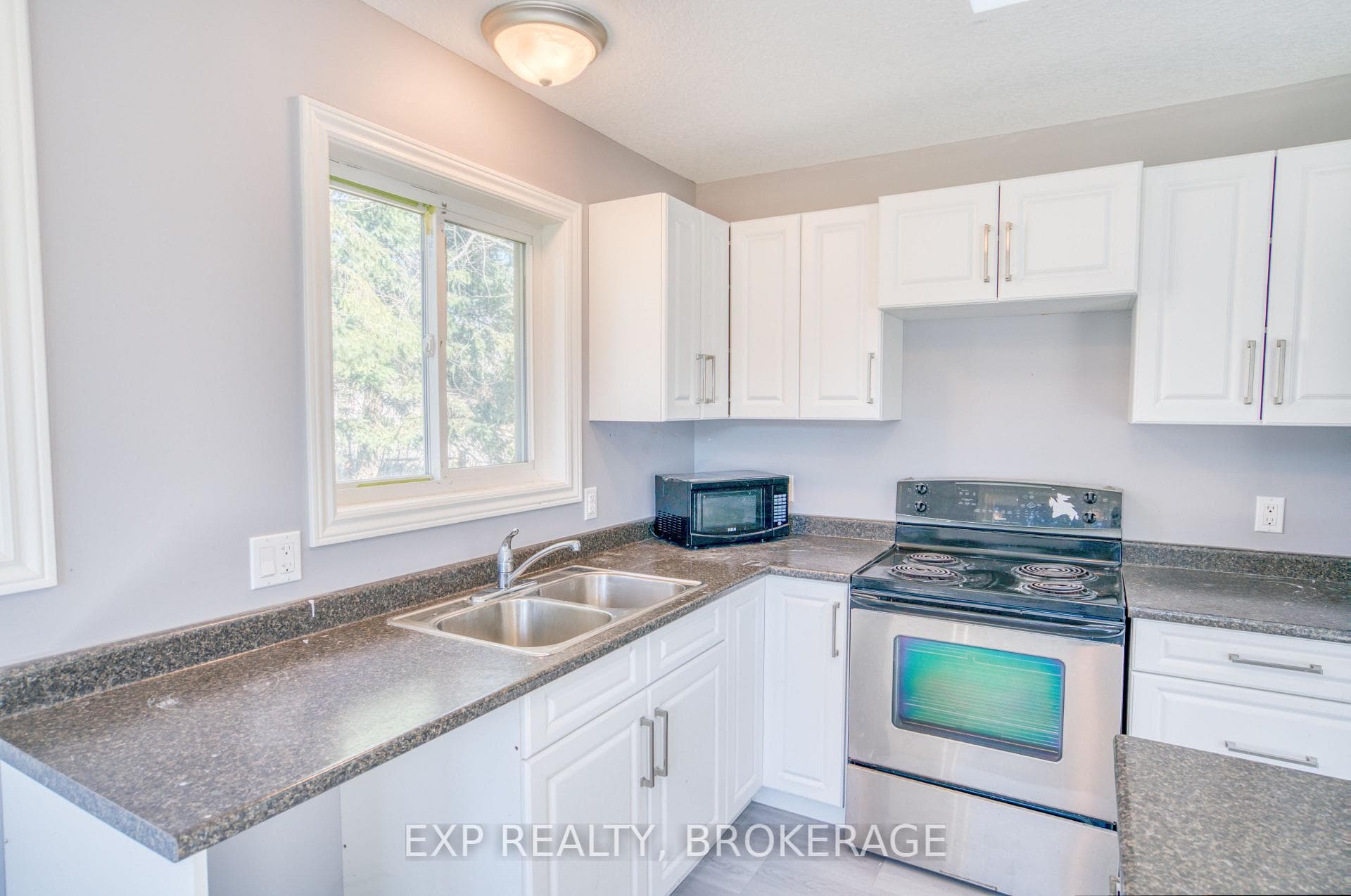 1075 Railway Street photo 9