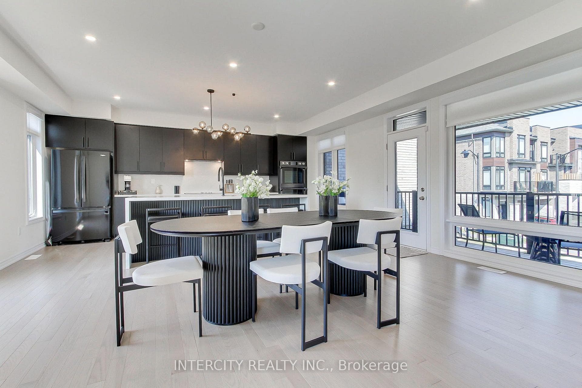 Breakfast/Dining Area