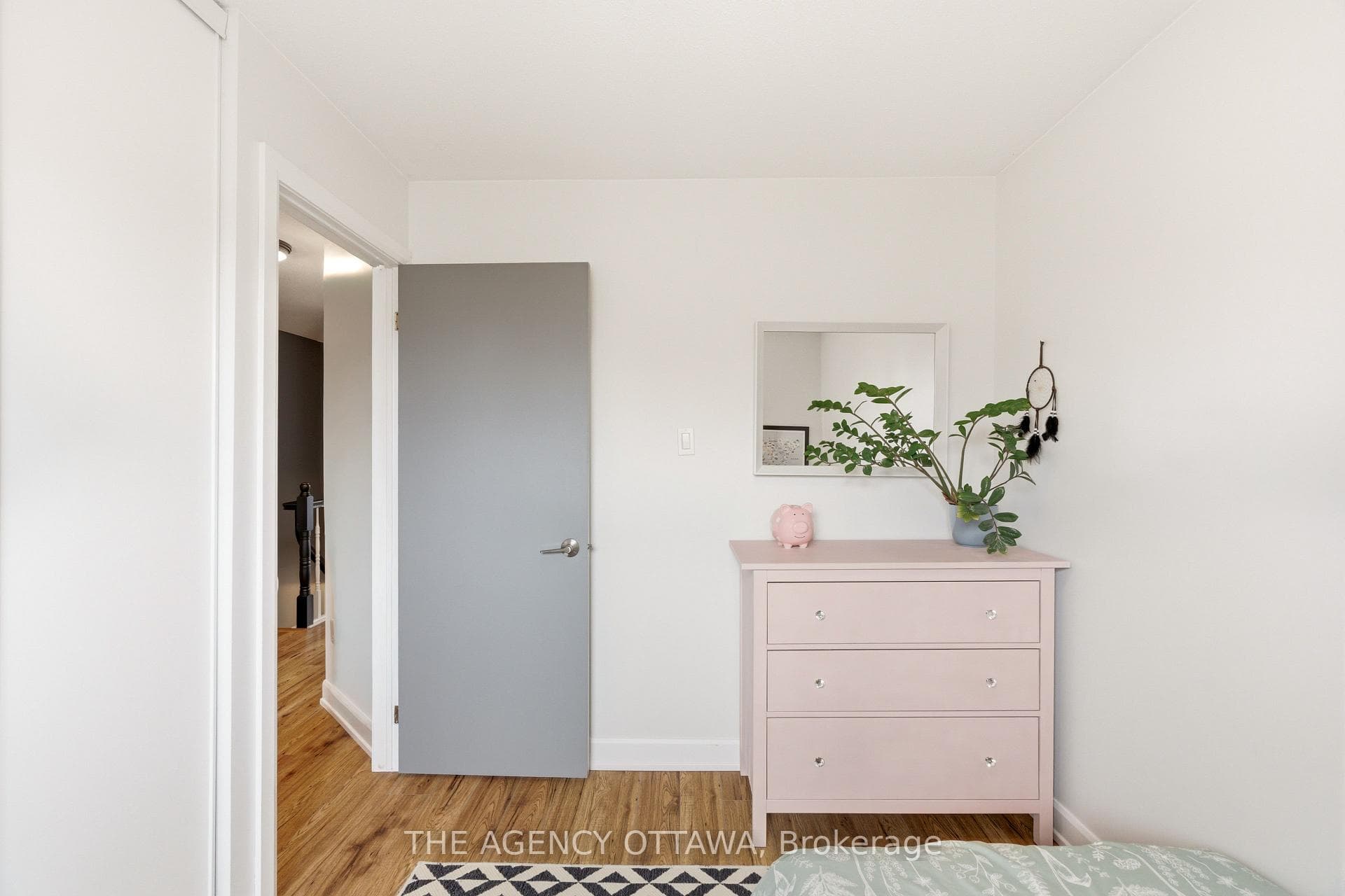 Bright & Airy Gust Room