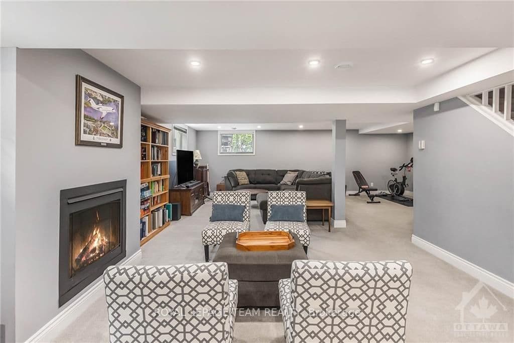 863 GIANT CEDARS Crescent photo 16